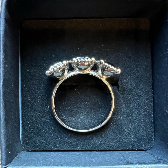 Swarovski Crystal 3 Stone Ring - Picture 4 of 6